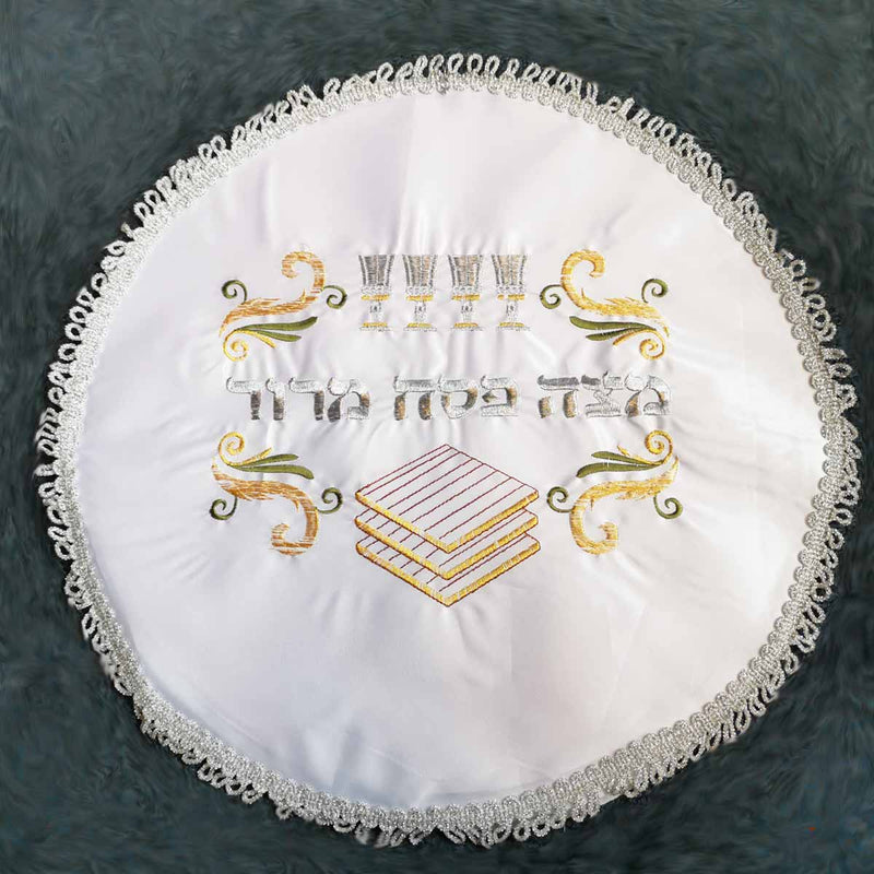 Beau Napperon de Pessah au design de circonstance, représentant tous les éléments qui se trouvent sur la Table du Seder