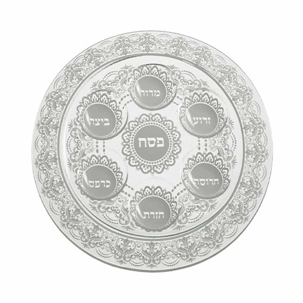 Ajoutez à votre table de Pessah une touche d'élégance avec ce joli Plateau du Seder en verre blanc sur fond transparent. Joliment décoré, il sera du plus bel effet sur votre Table de Fête.