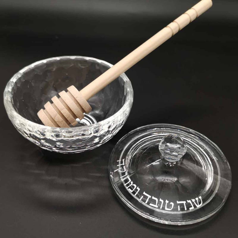 Donnez des allures de fête à votre table avec ce ravissant Petit pot à miel en cristal et sa cuillère en bois.