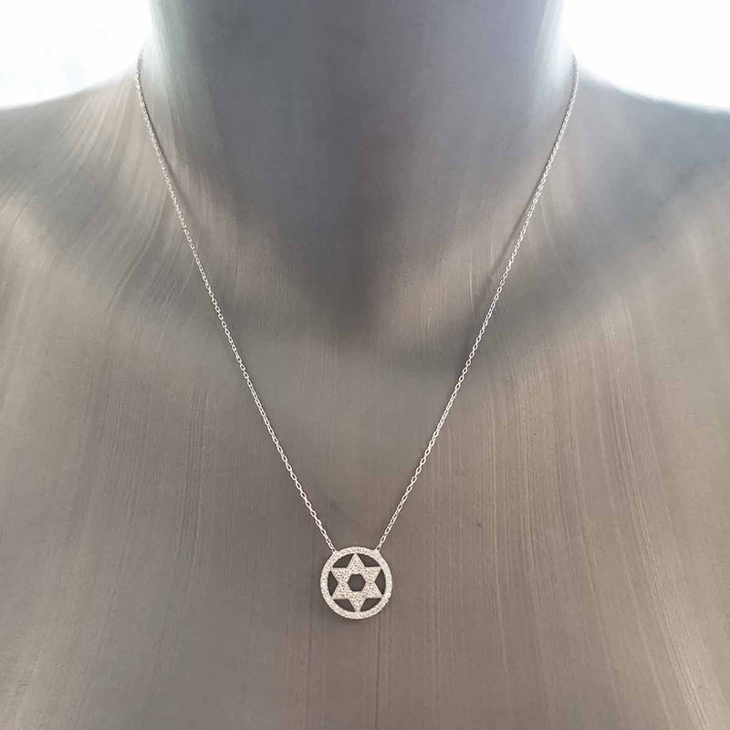 Le symbole de l’Etoile de David est une étoile à six branches ou hexagramme, également connu comme « Bouclier de David ». 