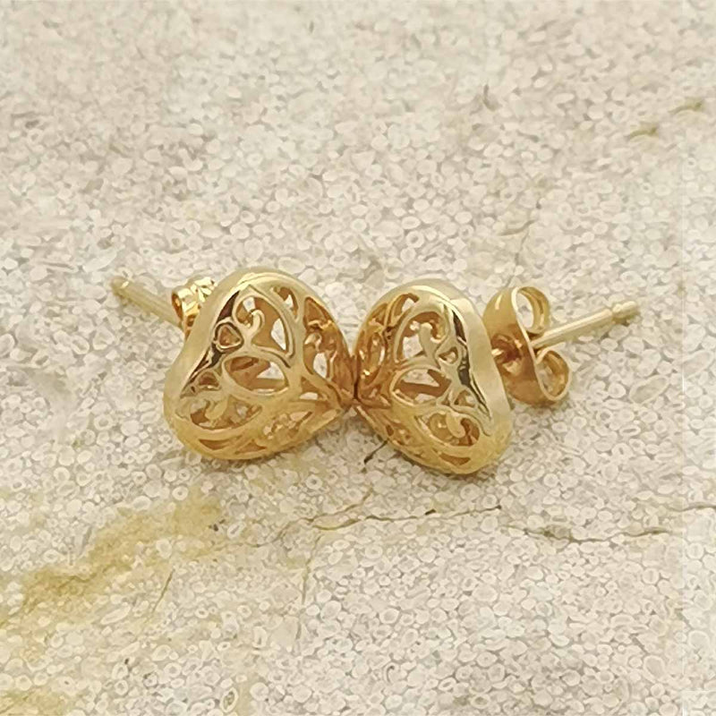 Ces magnifiques boucles d'oreilles sont dotées d'un adorable cœur ciselé en forme d'arabesque et recouvertes d'une finition en or plaqué