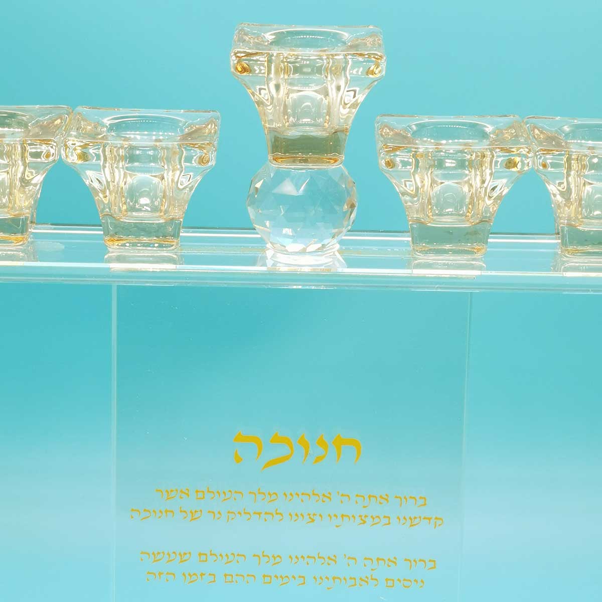 Ne cherchez plus vos livres ou livrets pour faire la prière de l'allumage de vos bougies car cette dernière se trouve juste en dessous des bougeoirs .