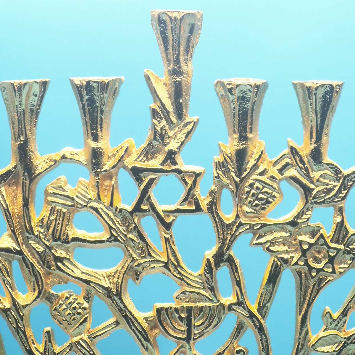 Superbe et raffinée, elle représente un arbre gracieux orné de motifs dorés représentant la fête de Hanouka.