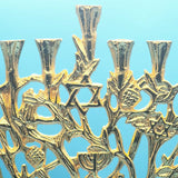 Superbe et raffinée, elle représente un arbre gracieux orné de motifs dorés représentant la fête de Hanouka.