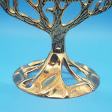 Cette hanoukkia en métal pourra s’allumer avec des bougies ou avec des godets d’huile.