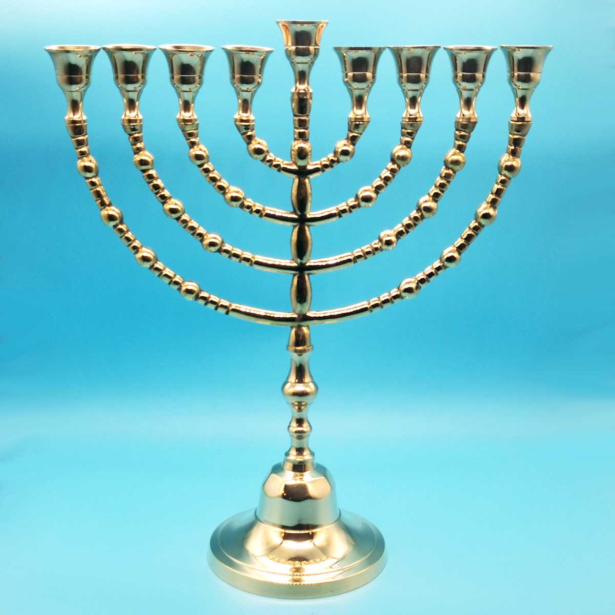 Objet culte de la fête de Hanouka, ce chandelier juif à 9 branches illuminera votre maison. Une Ménorah en Aluminium Or qui aura fière allure devant votre fenêtre ou à côté de votre porte d’entrée. 