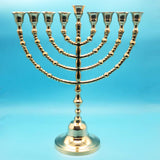 Objet culte de la fête de Hanouka, ce chandelier juif à 9 branches illuminera votre maison. Une Ménorah en Aluminium Or qui aura fière allure devant votre fenêtre ou à côté de votre porte d’entrée. 