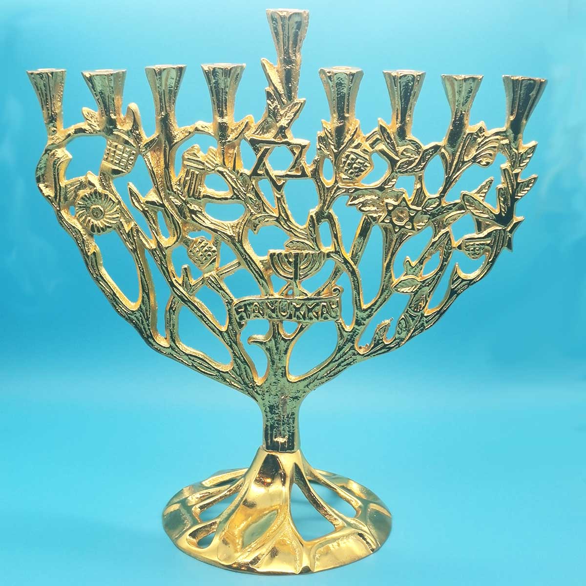 Superbe et raffinée, elle représente un arbre gracieux orné de motifs dorés représentant la fête de Hanouka.