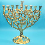 Superbe et raffinée, elle représente un arbre gracieux orné de motifs dorés représentant la fête de Hanouka.