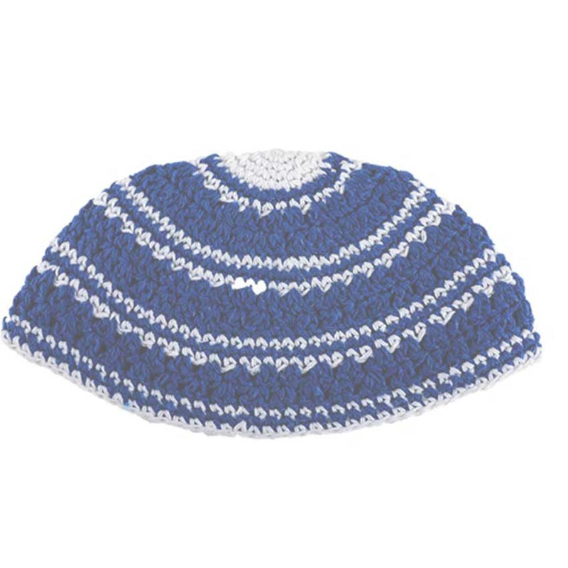 C'est une Kippa couvrante aux couleurs d'Israel, faite entièrement au crochet et de haute qualité que nous vous proposons. De couleur bleue et blanche, elle se portera en toutes occasions.