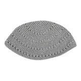 Très couvrante, c'est une jolie kippa, faite entièrement au crochet et de haute qualité que nous vous proposons. De couleur Grise, elle s'assortira avec un grand nombre de vos vêtements et peut donc se porter en toutes occasions.