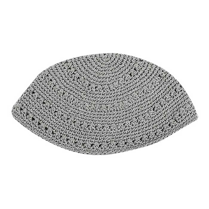 Très couvrante, c'est une jolie kippa, faite entièrement au crochet et de haute qualité que nous vous proposons. De couleur Grise, elle s'assortira avec un grand nombre de vos vêtements et peut donc se porter en toutes occasions.