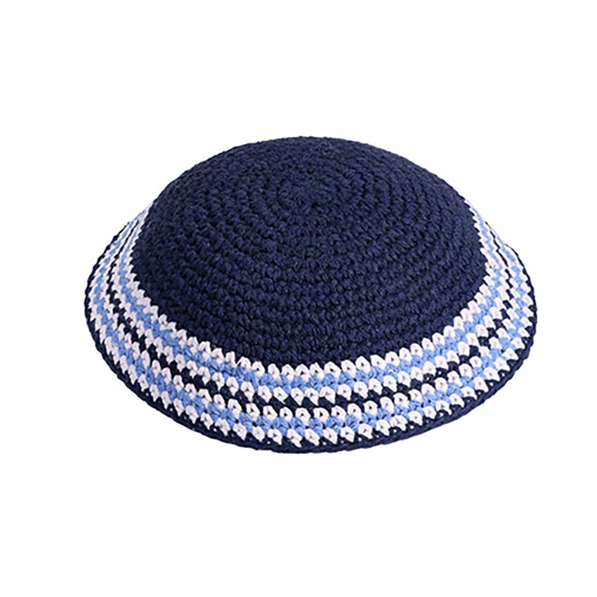 C'est une Kippa faite au crochet et de haute qualité que nous vous proposons. D'un style très épuré de couleur Bleue Marine et rayures blanches et bleues, elle s'assortira avec un grand nombre de vos vêtements et peut se porter en toutes occasions.