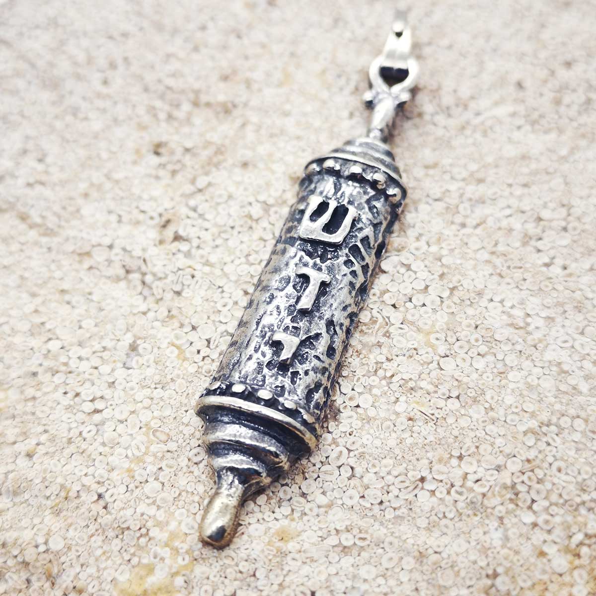 bijou juif authentique inspiré de la tradition millénaire. Ce Pendentif Shadaï façon Mezouza&nbsp; allie symbolique sacrée et élégance intemporelle,