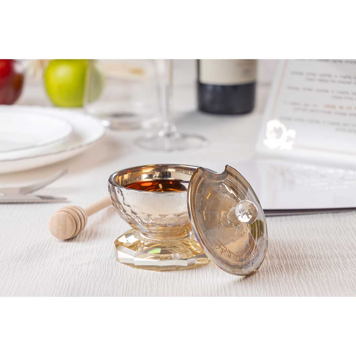 Elément incontournable pour cette première fête de Tichri, ce pot à miel fait en cristal sera du plus bel effet sur votre table de Rosh Hachana