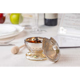 Elément incontournable pour cette première fête de Tichri, ce pot à miel fait en cristal sera du plus bel effet sur votre table de Rosh Hachana