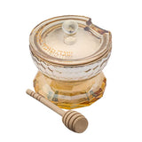 Donnez des allures de fête à votre table avec ce ravissant Petit pot à miel en cristal ambré et sa cuillère en bois. Un pot où vous pourrez y verser votre miel pour que l'année à venir soit douce.