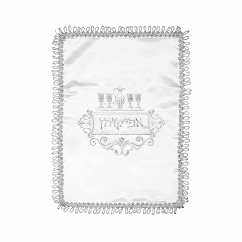 Cette Pochette Afikoman L'CHAIM servira à cacher votre matza pendant les Fêtes de Pâque Juive. Ce charmant sac pour l'afikoman en satin blanc est brodé de fil argent.