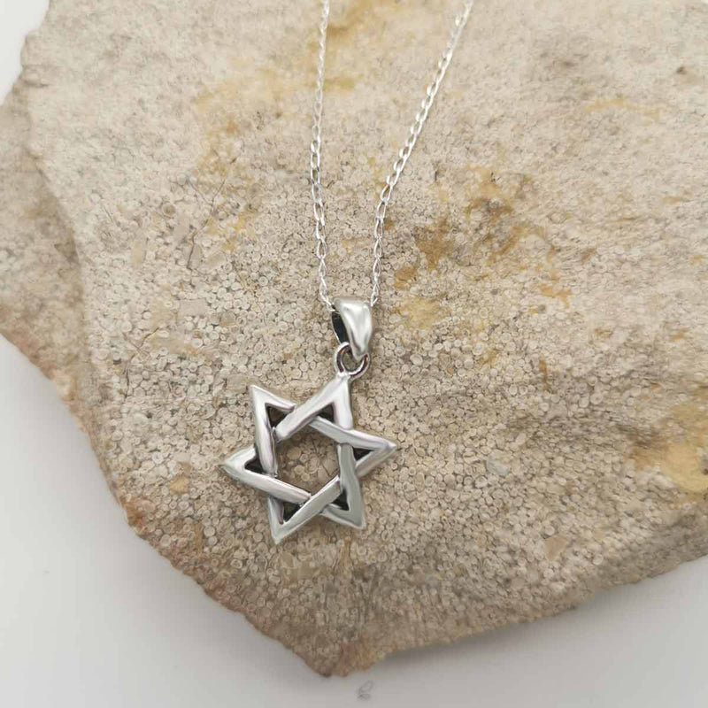 Fabriqué en Israël, il représente le symbole incontournable de la religion juive : la Maguen David (étoile de David). 