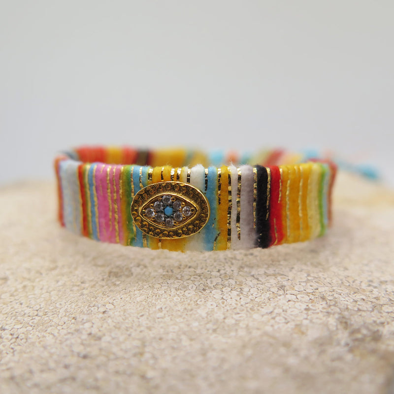 C'est un tout nouveau bracelet qui voit le jour dans notre collection. Ce Bracelet de Soie et Pompons tendance Multicolore, tout doux à porter ravira celle qui le portera.
