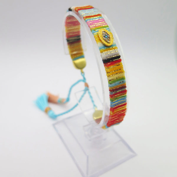 C'est un tout nouveau bracelet qui voit le jour dans notre collection. Ce Bracelet de Soie et Pompons tendance Multicolore, tout doux à porter ravira celle qui le portera.