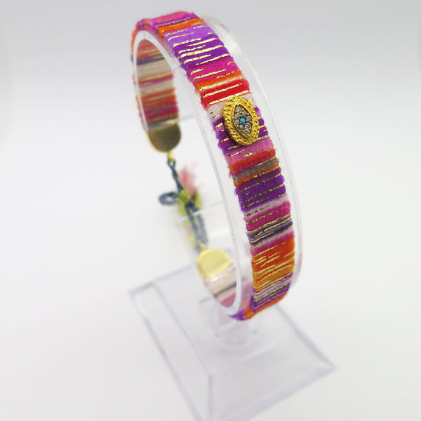C'est un tout nouveau bracelet qui voit le jour dans notre collection. Ce Bracelet de Soie et Pompons tendance Orange et Violet, tout doux à porter ravira celle qui le portera.