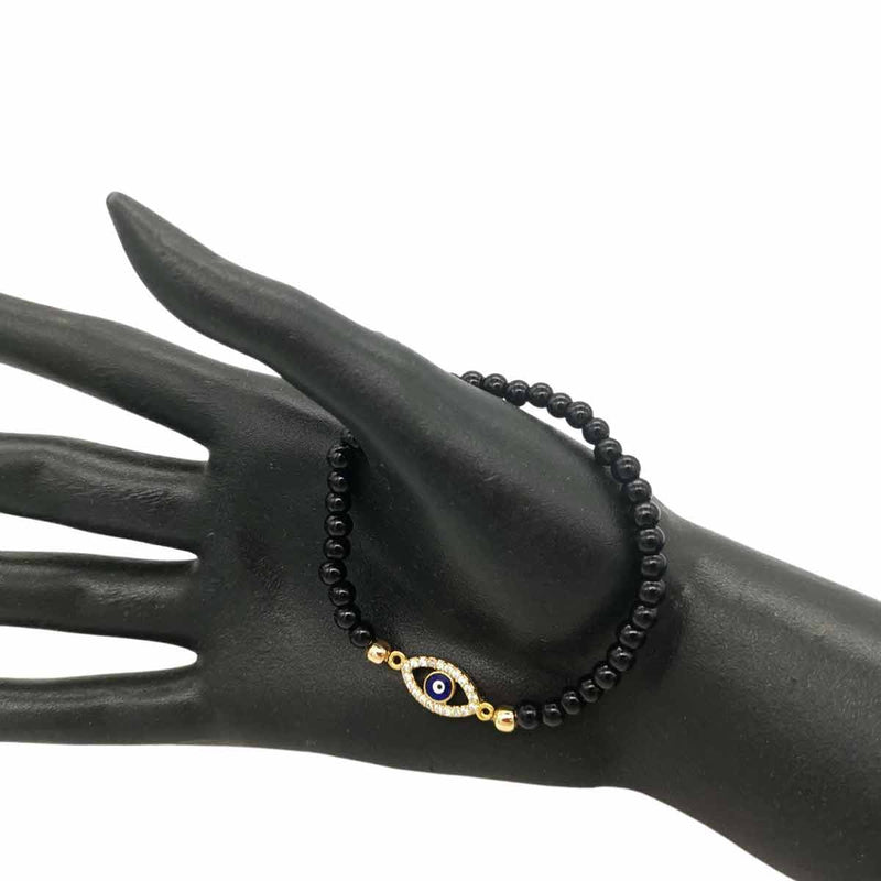 Ce joli Bracelet Perles Noires et son Oeil Protecteur serti de pierres CZ fera le bonheur de celle qui le portera. Il chasse, fait face et déjoue les malheurs que peut causer l'oeil envieux.