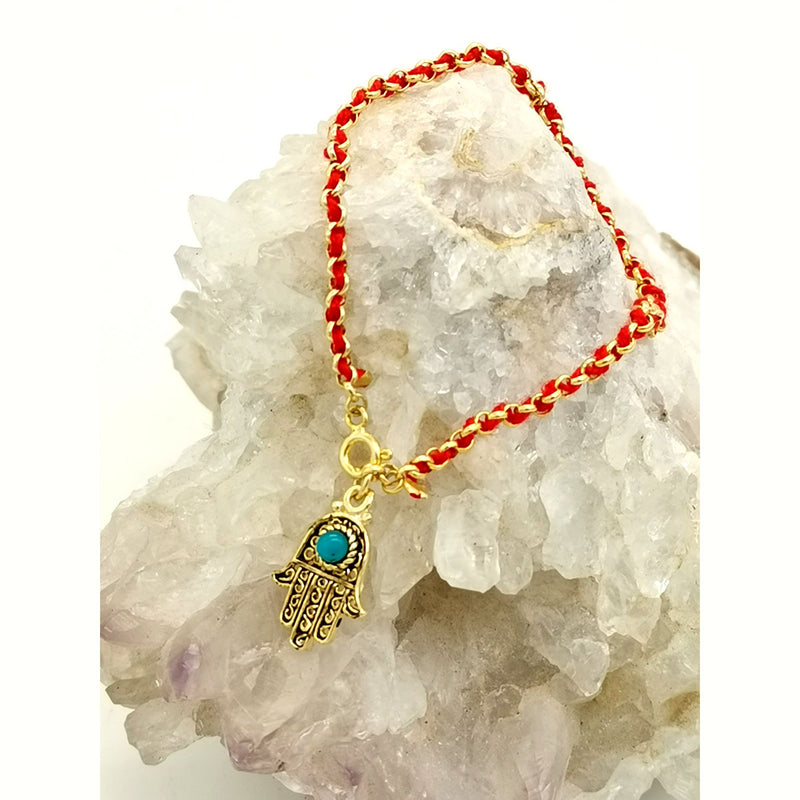 La combinaison du charms Main de Myriam et du Bracelet Fil Rouge de la kabbale entrelacé dans une maille dorée, accordent protection et longue vie a son porteur.