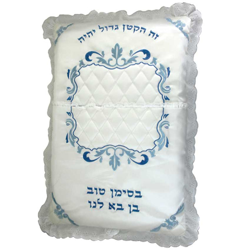 Nous vous proposons ce superbe Coussin pour BRIT MILA - Ornements destiné à porter le nourrisson lors de cette cérémonie. Il est conçu avec une taie magnifiquement brodée d'inscriptions hébraïques dans un dégradé de bleu.