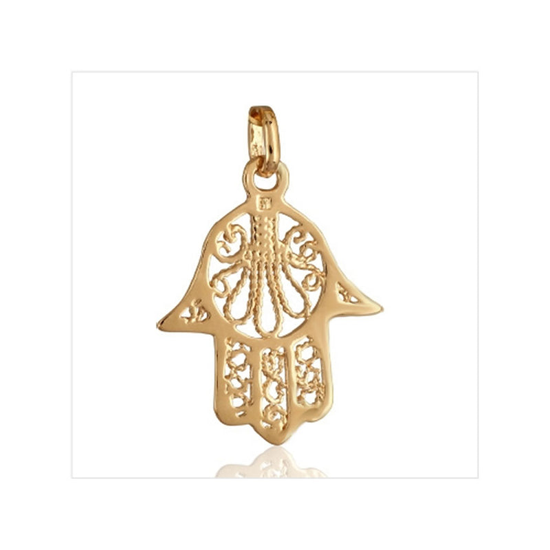 Ce magnifique pendentif Hamsa et Arabesques fabriqué en plaqué or 14 carats a été conçu pour protéger, celui ou celle qui le portera, contre le mauvais oeil. C'est un bijou très discret que vous porterez en toutes occasions. 