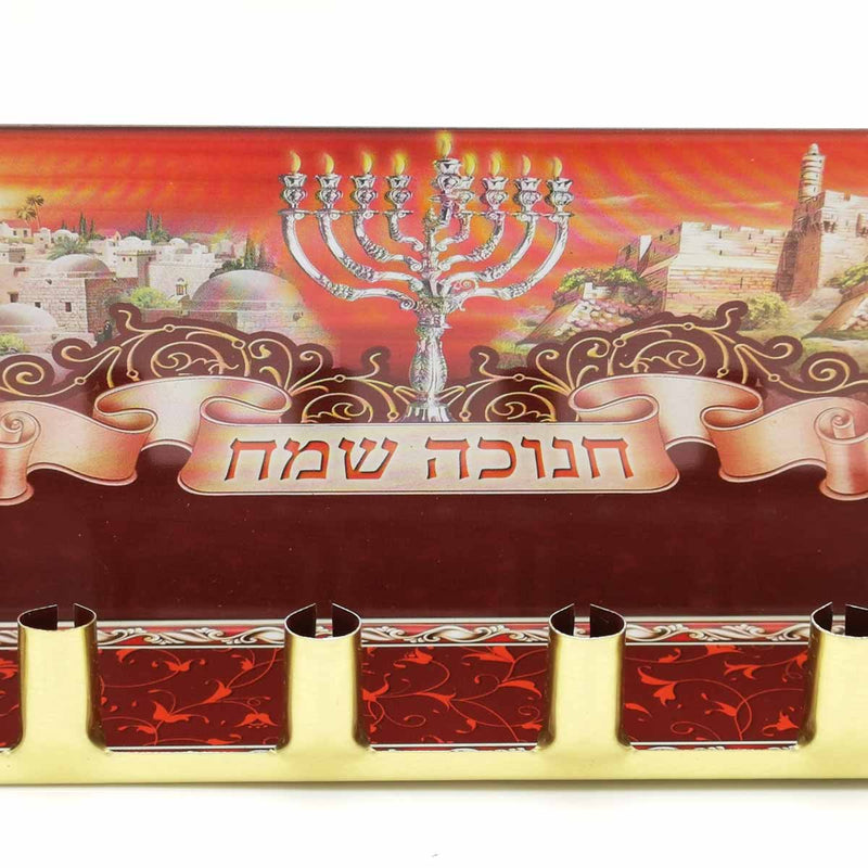 Une Hanoukia en métal accompagnée de sa boite de 44 bougies multicolores et de sa longue boite d'allumettes.