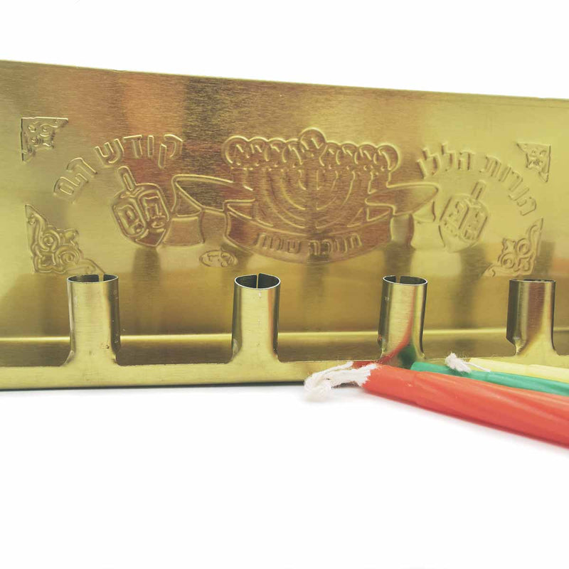 Une Hanoukia en métal de couleur Or, accompagnée de sa boite de 44 bougies multicolores et de sa longue boite d'allumettes.