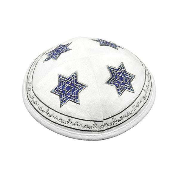 Cette jolie Kippa Suédée - Etoiles de David, est une belle façon d'exprimer votre respect du judaïsme. Ses broderies représentant des Étoiles de David sont faites de fils de couleur bleu et gris.