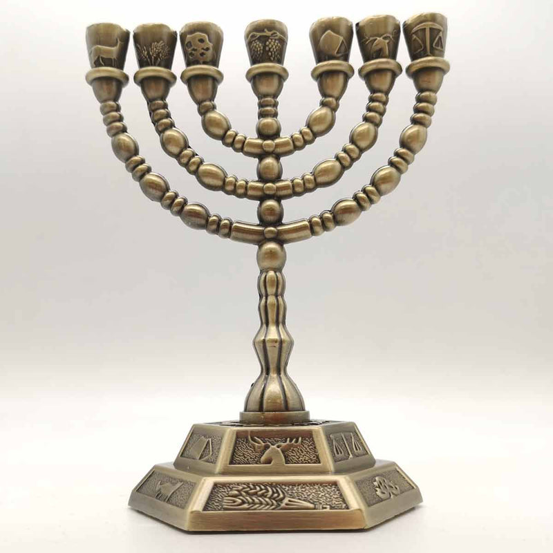 De style antique, son socle est décoré des symboles représentatifs des douze tribus d'Israel