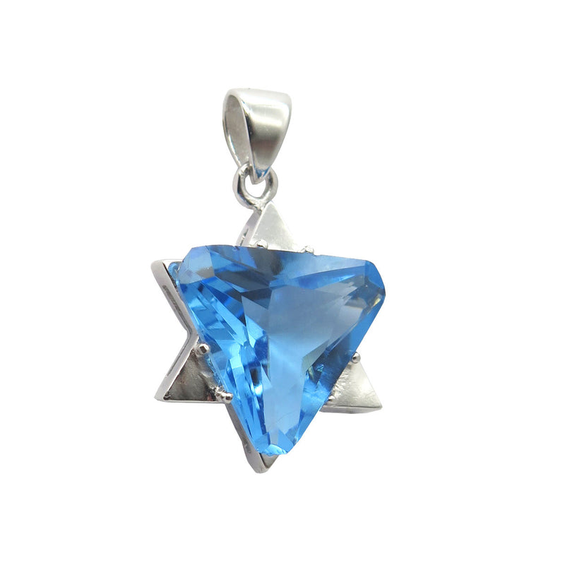 Le pendentif idéal pour conserver le charme d'une Etoile de David classique. Une pierre CZ surplombe l'étoile, faisant de ce collier un bijou design et élégant.