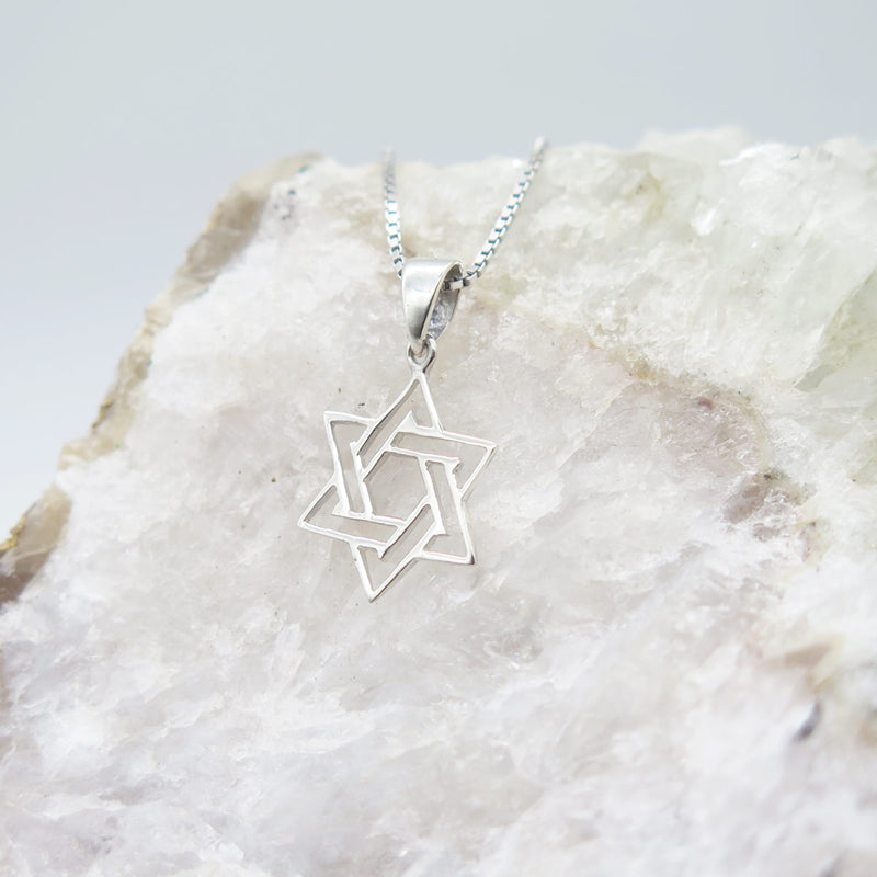 L'étoile de David (magen David, littéralement « bouclier de David ») est le symbole du judaïsme qui favorise la protection.