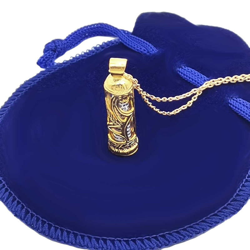 O-Judaisme vous présente sa toute nouvelle collection de pendentifs mezouza en argent recouvert d'Or.  A l’intérieur de ce joli Pendentif Mezouza Finesse d'Or, se trouve un petit parchemin où sont inscrites les bénédictions pour bénir et protéger celui ou celle qui le portera.