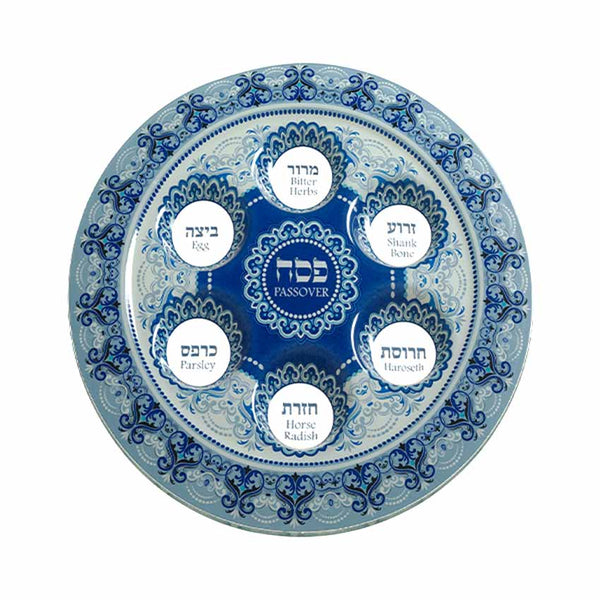 Ajoutez cette touche de couleurs à votre table de Pessah avec ce superbe Plateau du Seder en Verre Bleu Profond. Joliment décoré, il sera du plus bel effet sur votre table de fête.