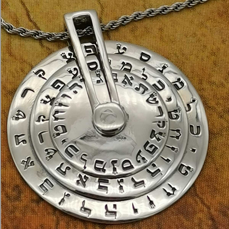 O-Judaisme est très fier de vous présenter cette nouveauté : Le Sceau de Salomon aux 72 combinaisons.  Un bijou-instrument mystique très spécial qui vous permettra de composer, selon votre choix, un des 72 Noms Divins. 