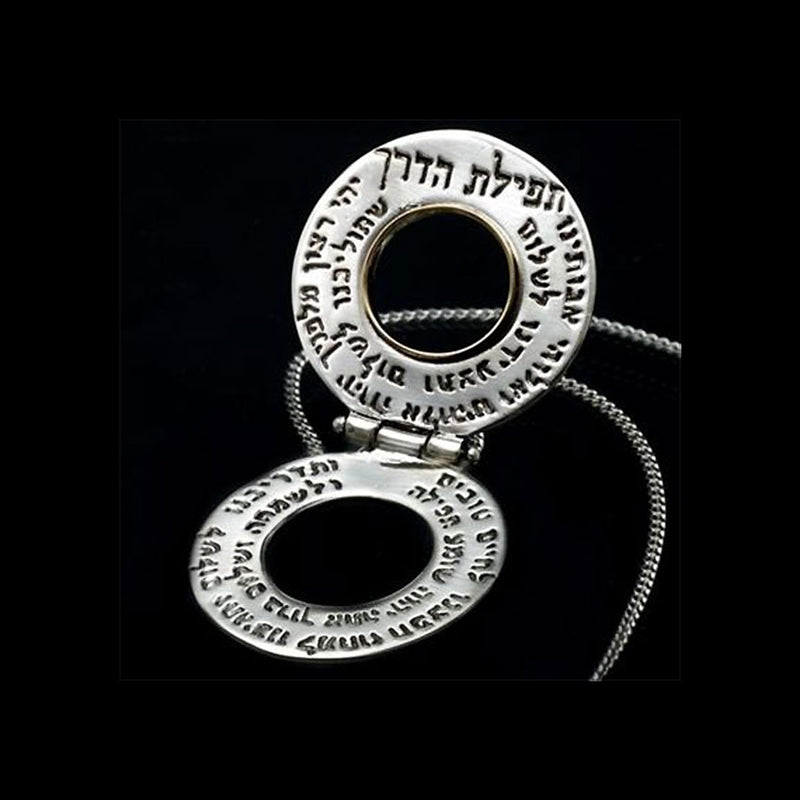 A l'intérieur du pendentif, Tefilat HaDerech (La prière du voyageur) est gravé en hébreu. Tefilat HaDerech est récité avant le début d'un voyage ou d'un long voyage. Dans cette prière, le voyageur demande la protection et la sauvegarde de Dieu. 