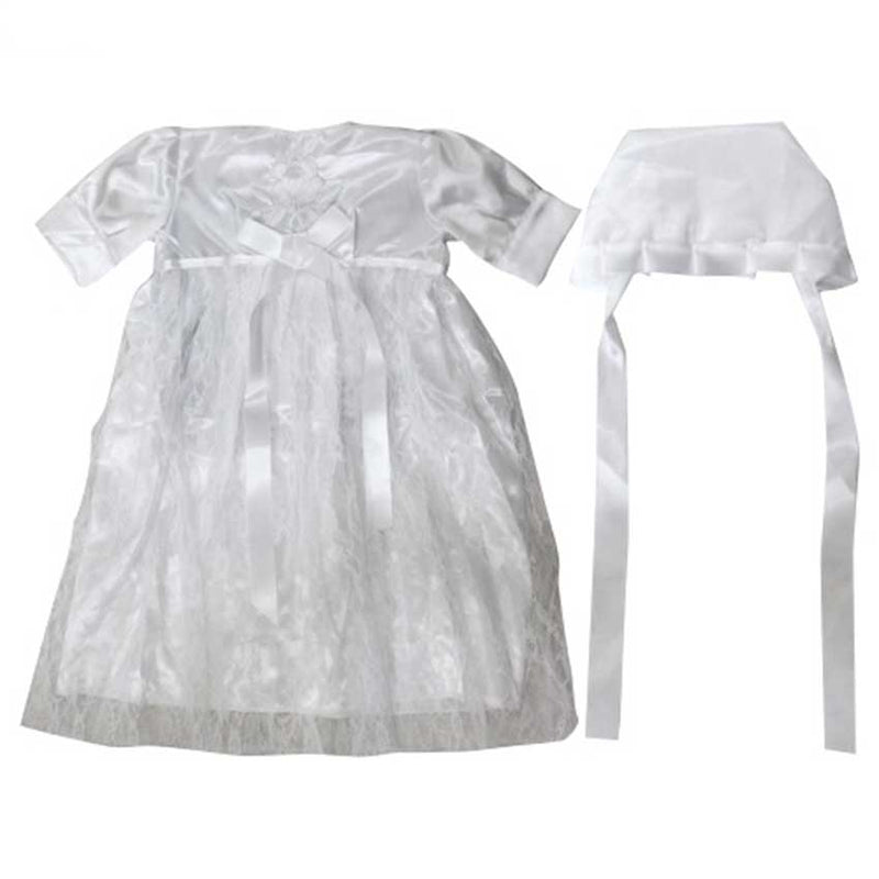 Robe de cérémonie pour Brit Leda traditionnelle pour fille en satin et dentelles blanches. Le corsage est décoré d'une jolie petite fleur et d'un ruban de satin formant un nœud.  Les manches de cette jolie robe de baptême sont courtes. 